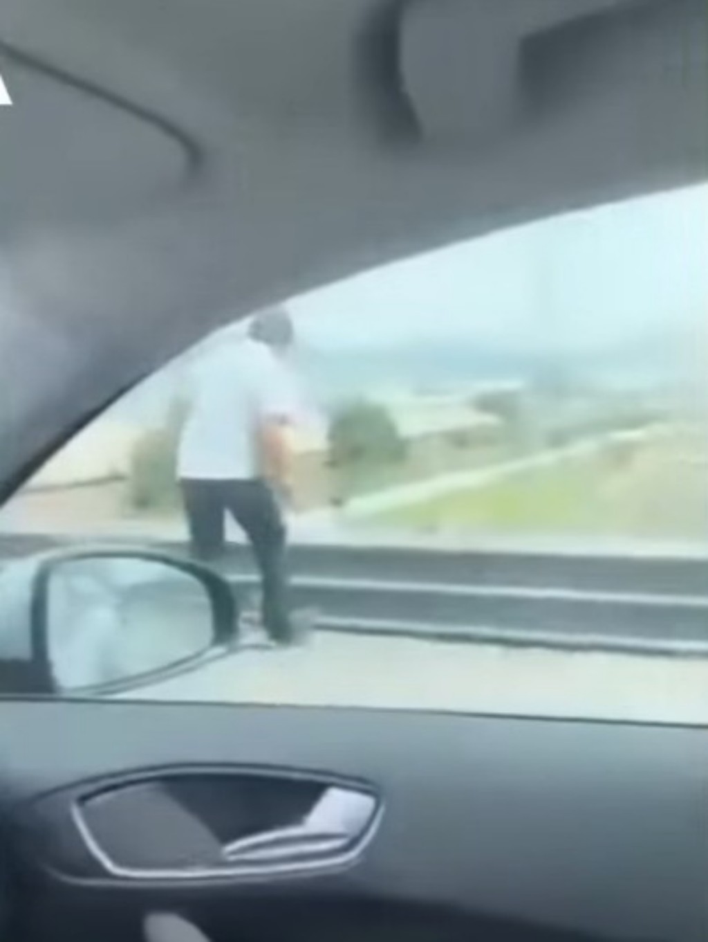 駕車男在路邊向下望了一會後即駕車逃離。影片截圖