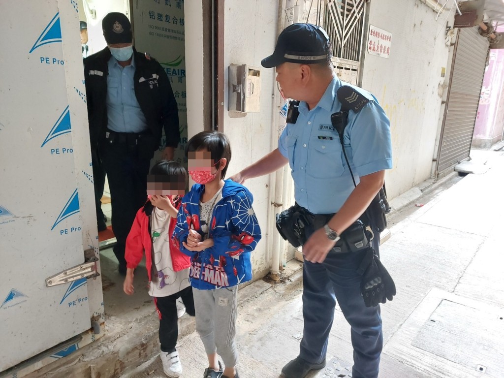 警员将小童带走。