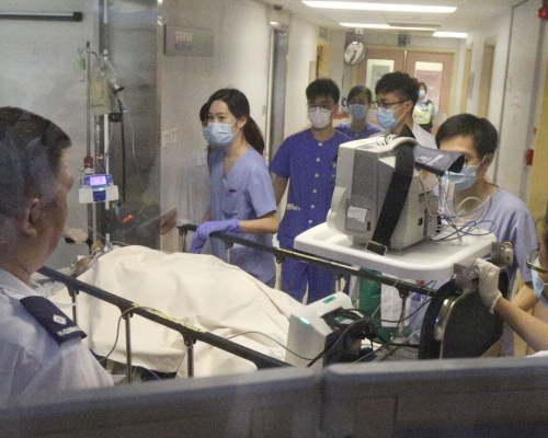 男子被送往瑪麗醫院搶救。