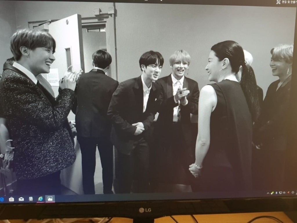 愛姐公開自己電腦wallpaper是跟BTS的合照。