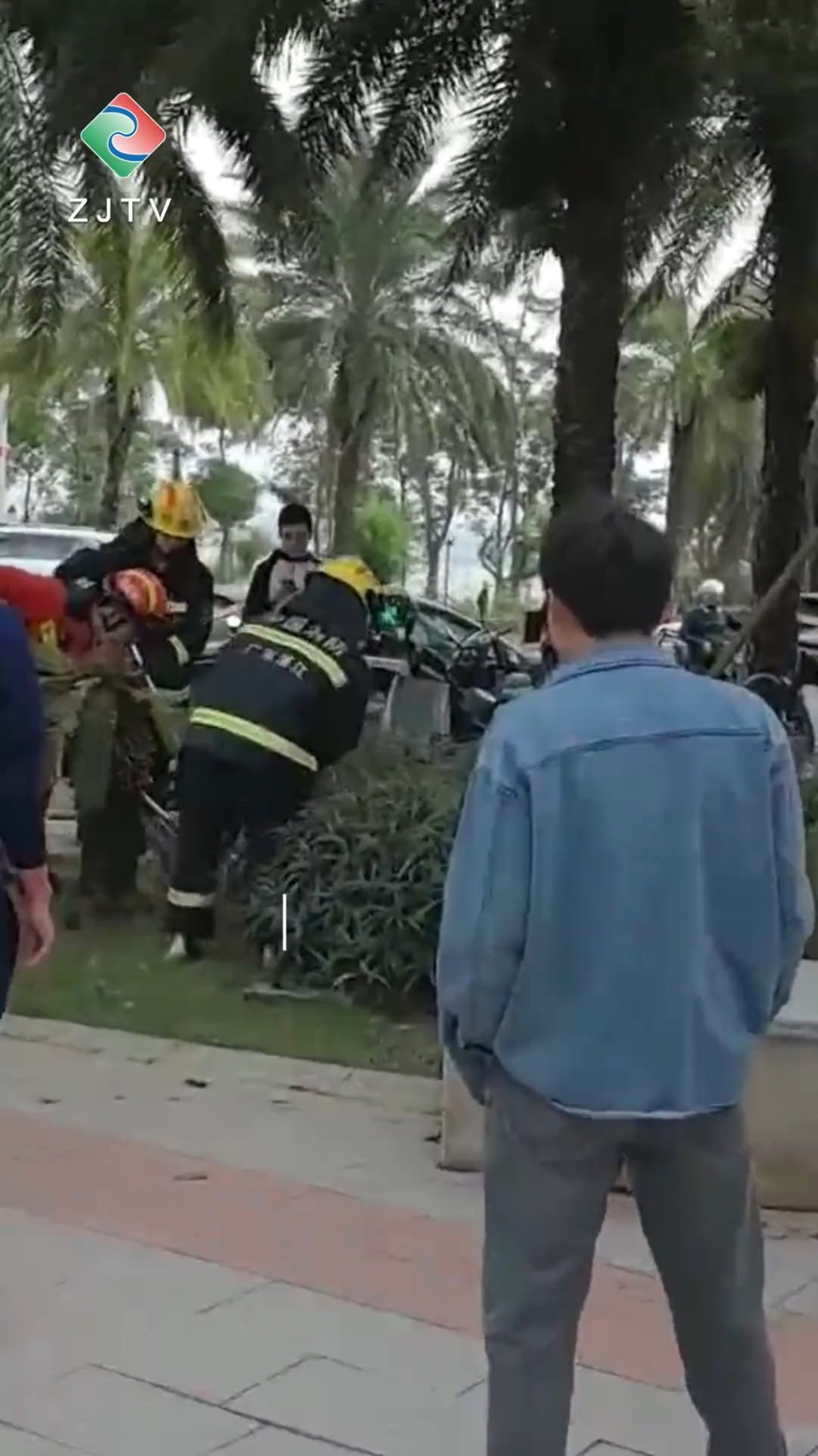 湛江日前街头出现一条长约2米的巨蟒。 湛江日前街头出现一条长约2米的巨蟒。