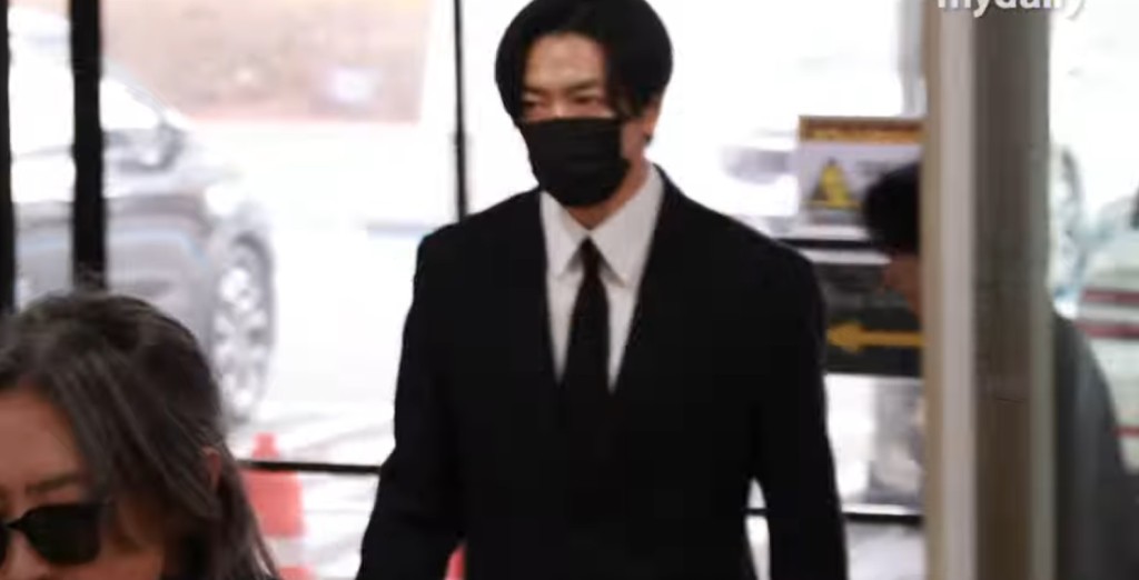 戴上黑色口罩的金材昱亦來向前輩道別。