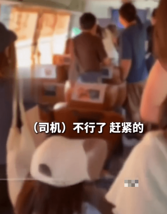 首尔往仁川机场路上，中国游客合力控制车辆施救昏迷大巴司机。