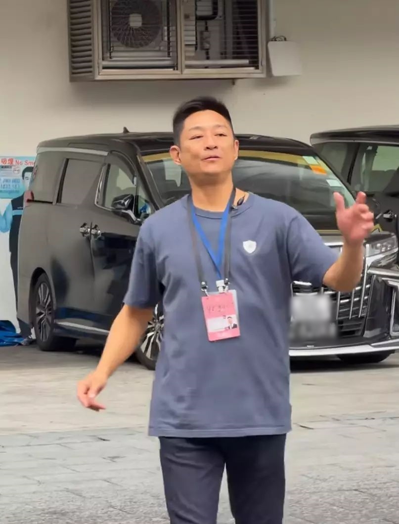 楊證樺掛上工作人員證件現身紅館。 楊證樺掛上工作人員證件現身紅館。