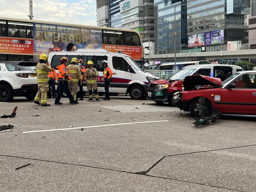 一輛私家車與兩輛的士於牛頭角道及康寧路交界發生相撞。網上圖片 一輛私家車與兩輛的士於牛頭角道及康寧路交界發生相撞。網上圖片
