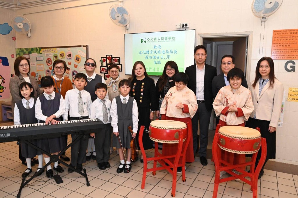 羅淑佩年初首訪心光盲人院暨學校時已欣賞過學生表演。 羅淑佩年初首訪心光盲人院暨學校時已欣賞過學生表演。