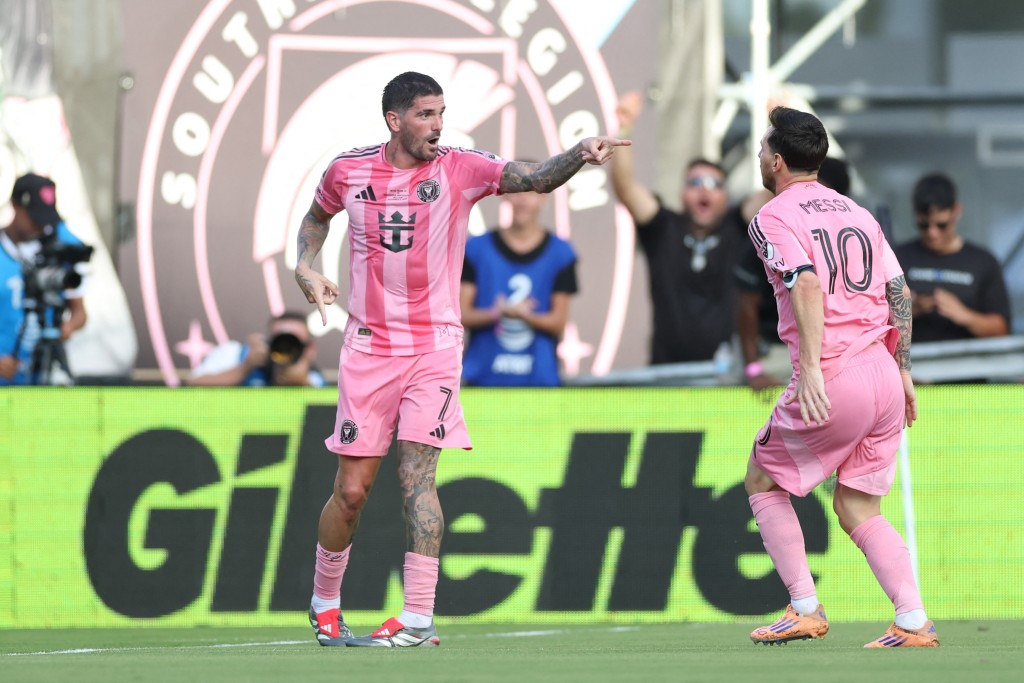 美斯妙傳迪保羅,射入第2球。法新社 美斯妙傳迪保羅,射入第2球。法新社