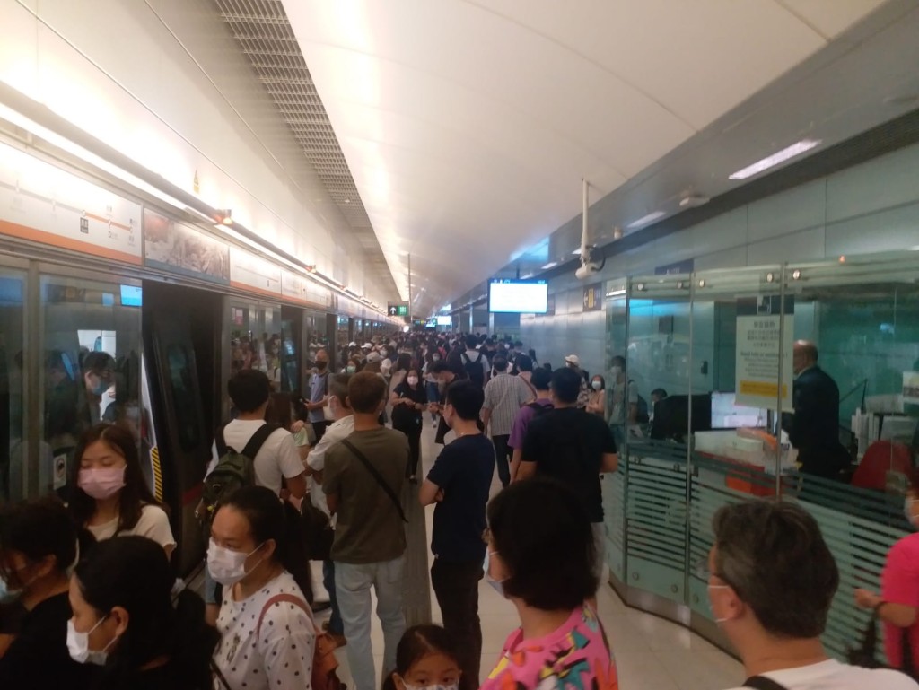 月台一度逼滿大批候車乘客。