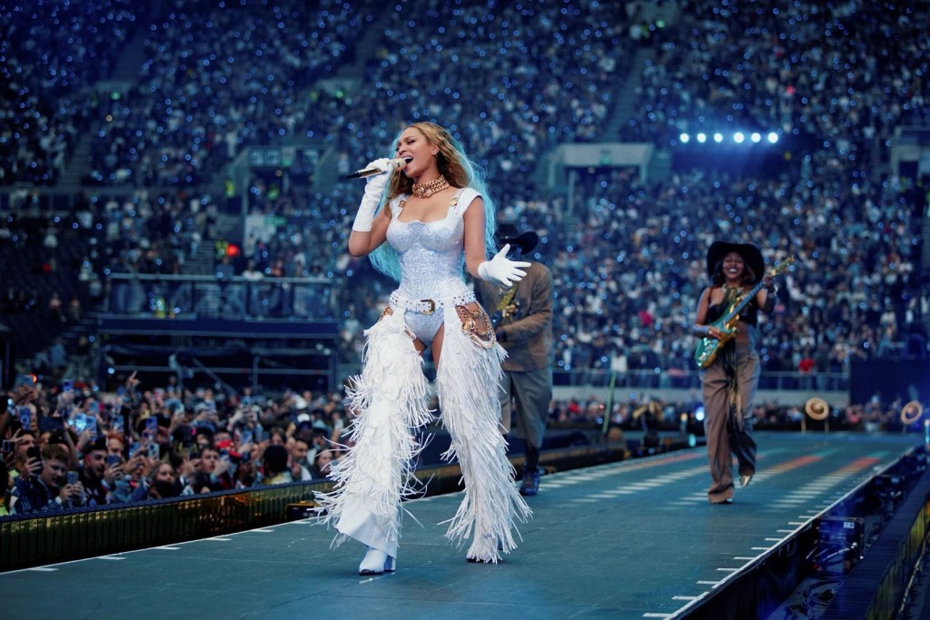 Beyonce降回地面後,繼續演出,非常專業。 Beyonce降回地面後,繼續演出,非常專業。