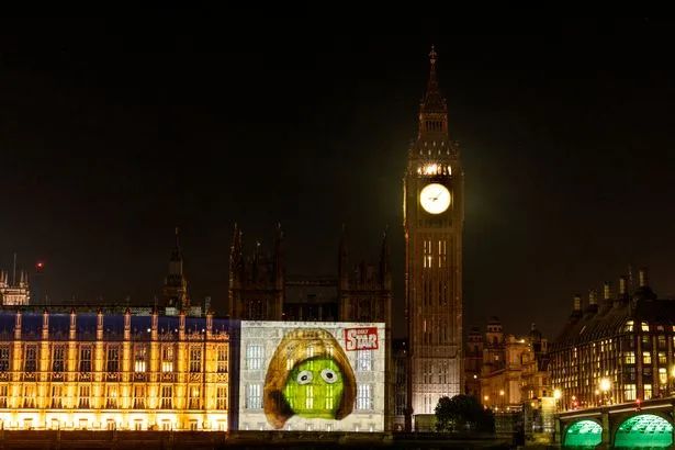 英國《每日星報》把金髮生菜圖案投影在國會大廈外牆。youtube截圖