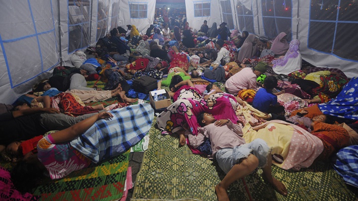 大批民众需暂住帐篷。AP图片