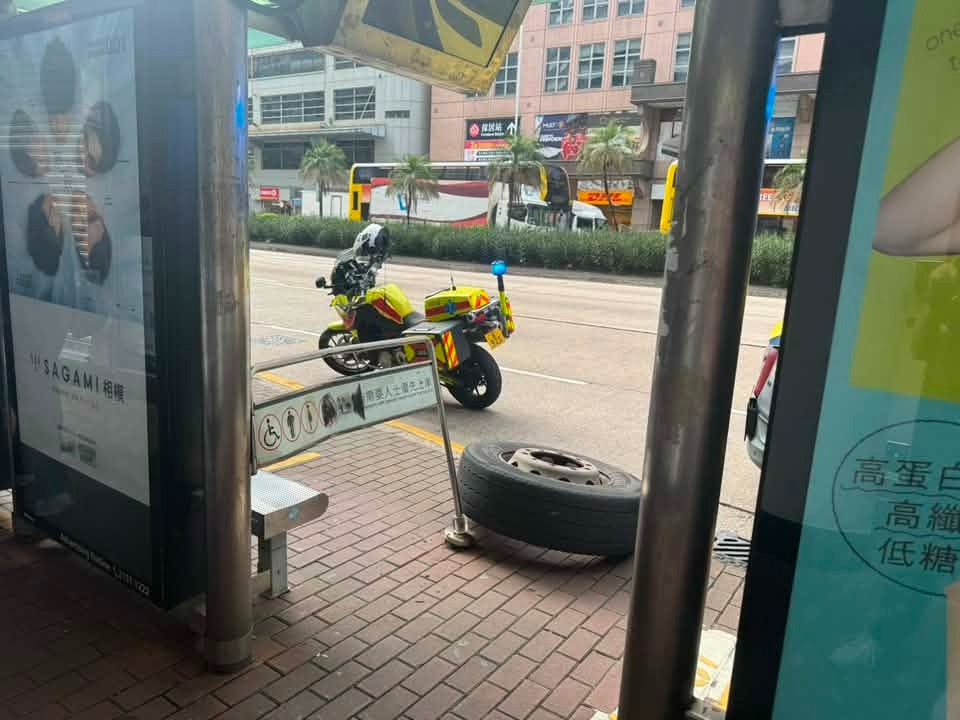 九巴甩辘飞撞巴士站铁栏。FB马路的事 (即时交通资讯台) 九巴甩辘飞撞巴士站铁栏。FB马路的事 (即时交通资讯台)