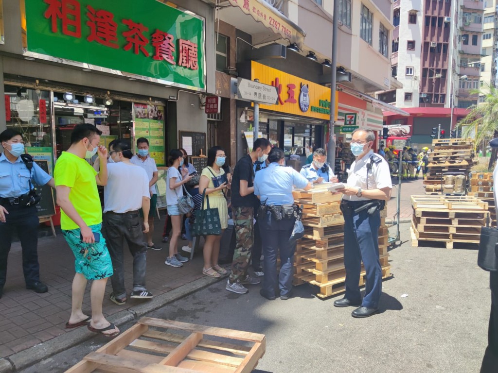 部分街坊疏散至地面。 梁國峰攝