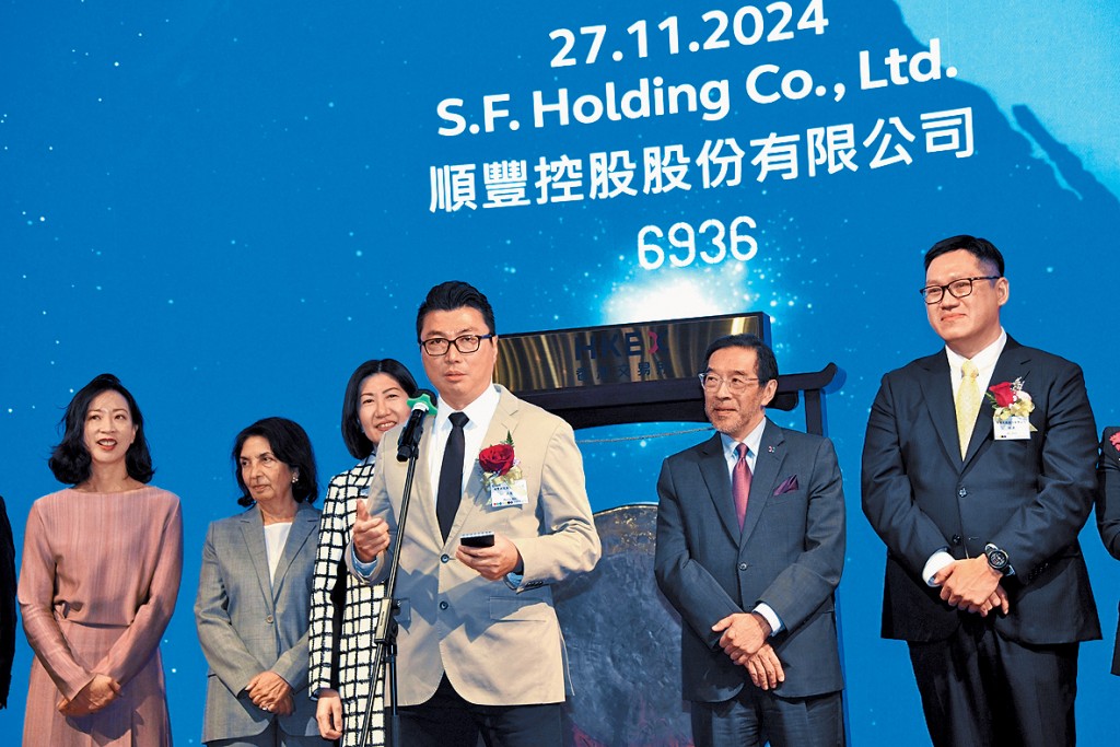 順豐上月底在港上市。圖為該公司創辦人王衛(前)出席儀式。