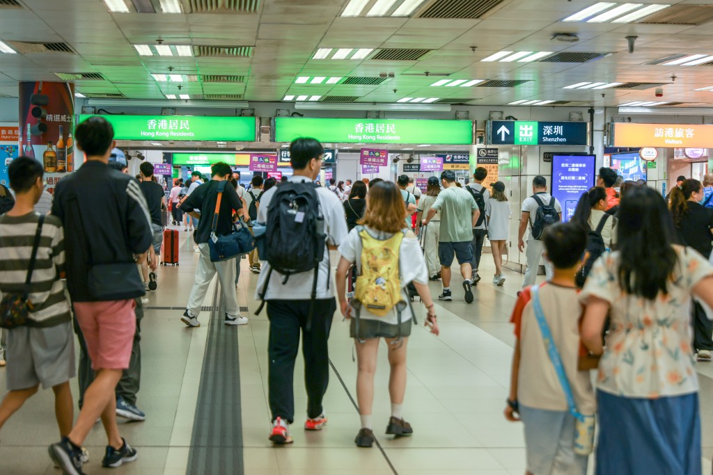五一黃金周最後一日，大批旅客經羅湖口岸回內地。何家豪攝