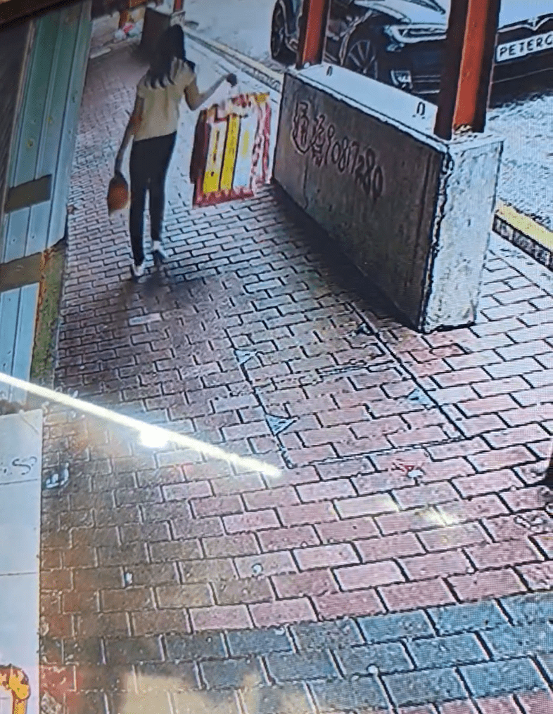 女子偷紙紮過程。fb： Cary Chan