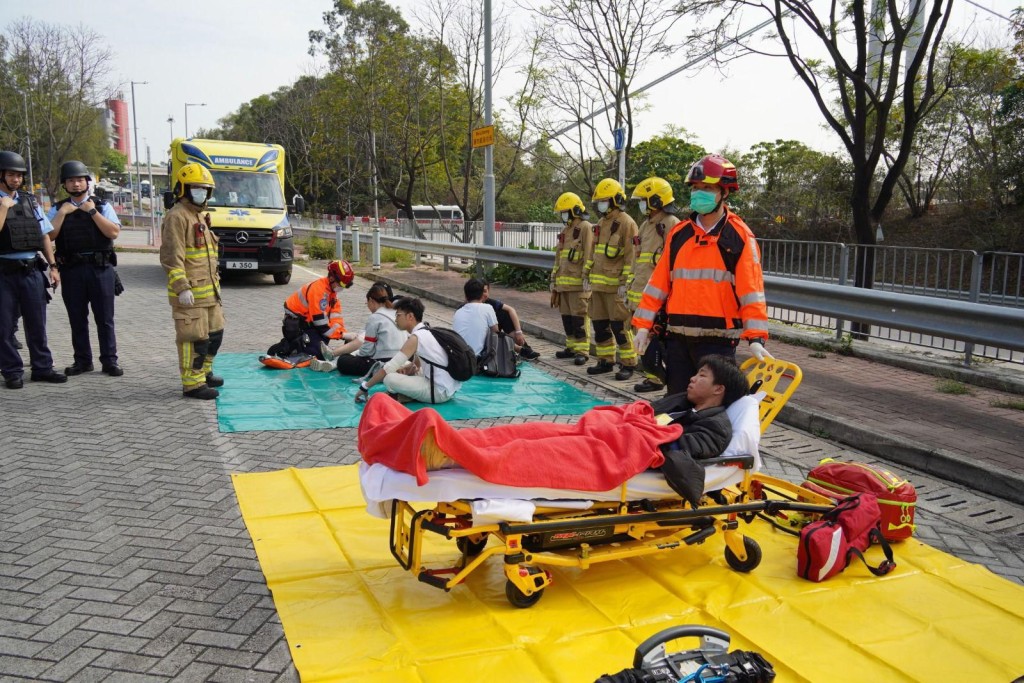 葵青警區昨日（6日）於青馬大橋下層通道及青馬大橋觀景台舉行代號為「先驅」的大型跨部門反恐及重大事故演習。