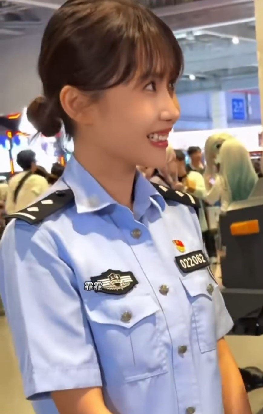 酷似邱淑貞的上海女警。微博@霏霏