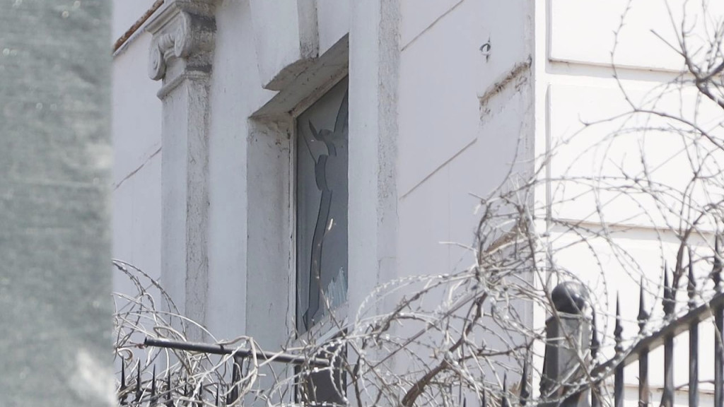 中国驻敖德萨总领馆部分墙面和窗户玻璃受损。 Twitter@Oleksiy Goncharenko