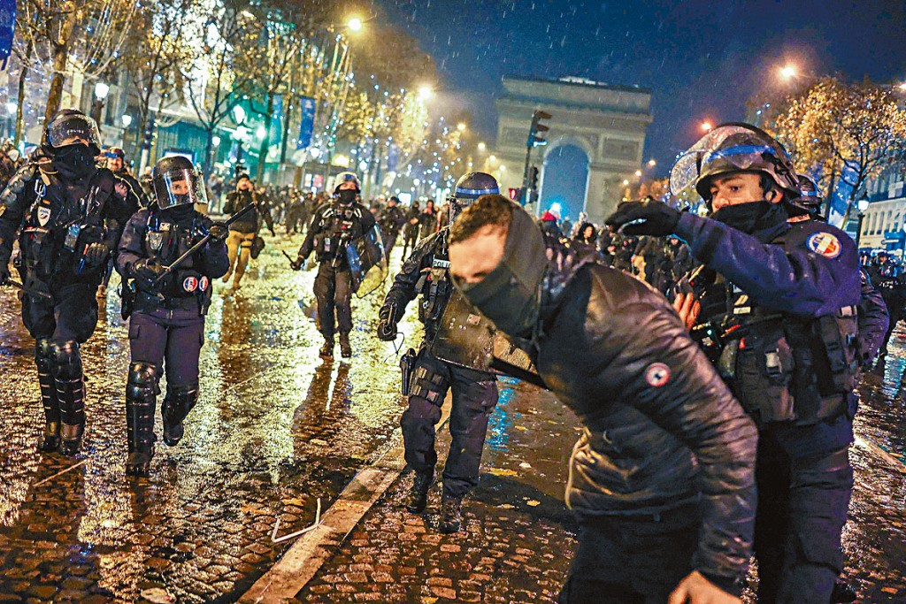 法國隊周日決賽落敗後，巴黎市中心有球迷騷亂。