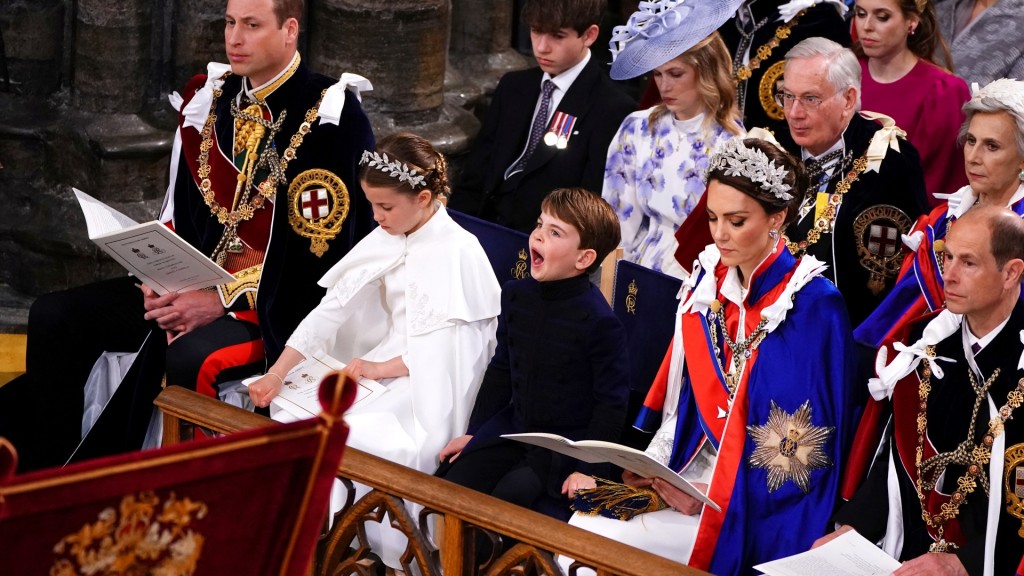 加冕仪式举行期间，路易小王子又打喊露。 路透社