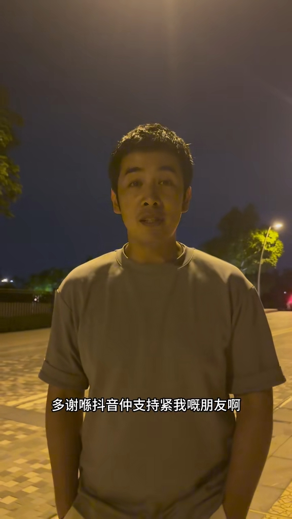 早前李日朗拍抖音片表示:「其實我已經離開咗娛樂圈,冇做歌手好幾年喇!」 早前李日朗拍抖音片表示:「其實我已經離開咗娛樂圈,冇做歌手好幾年喇!」