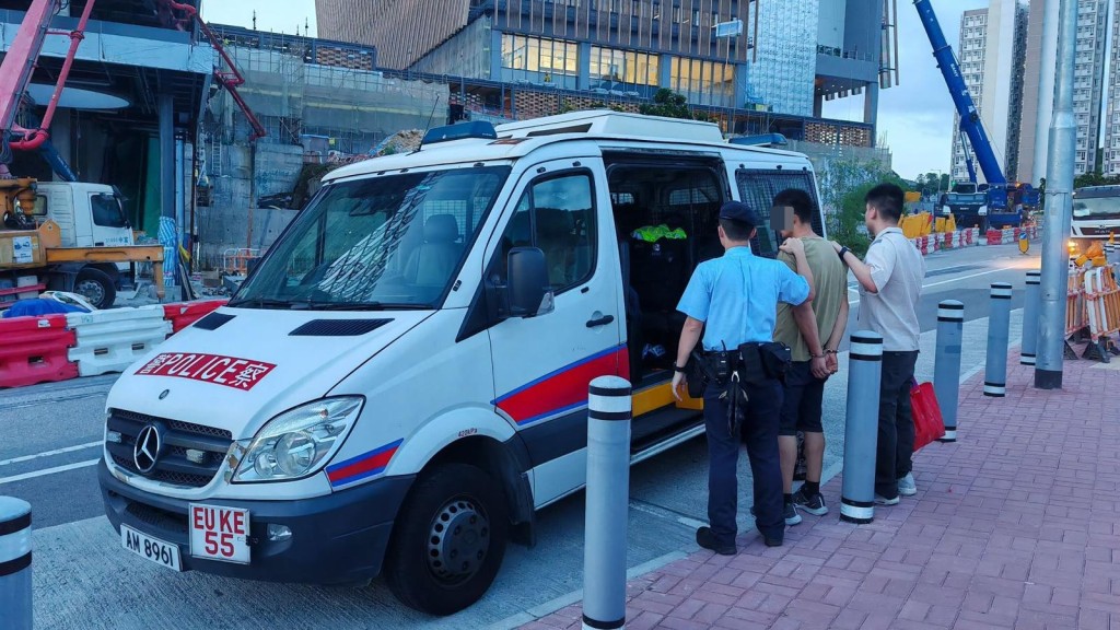 警員在男子的背囊內發現四十四紮銅電線，涉嫌「地盤盜竊」被捕。警方圖片