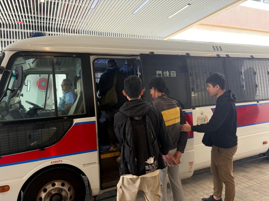 東九龍跨部門反黑工 17男女被捕 年齡最大88歲。警方圖片 東九龍跨部門反黑工 17男女被捕 年齡最大88歲。警方圖片