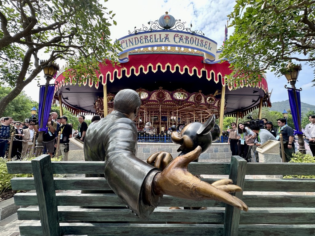 铜像中的华特与米奇坐在面向「灰姑娘旋转木马」的长凳上。苏正谦摄