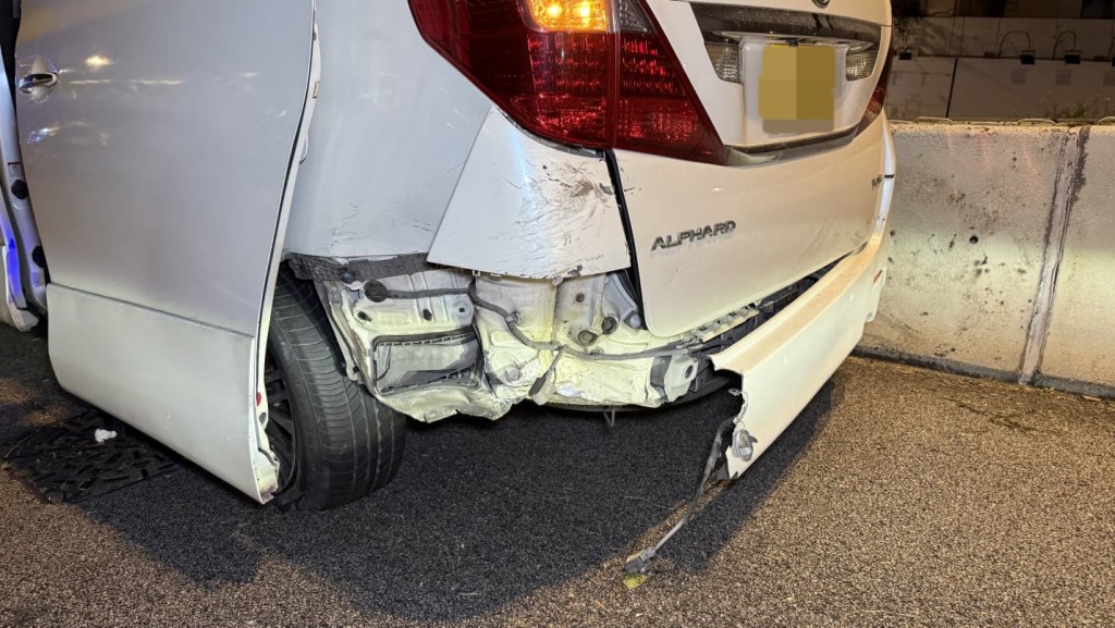 七人車車尾被撞毀。黎志偉攝 七人車車尾被撞毀。黎志偉攝