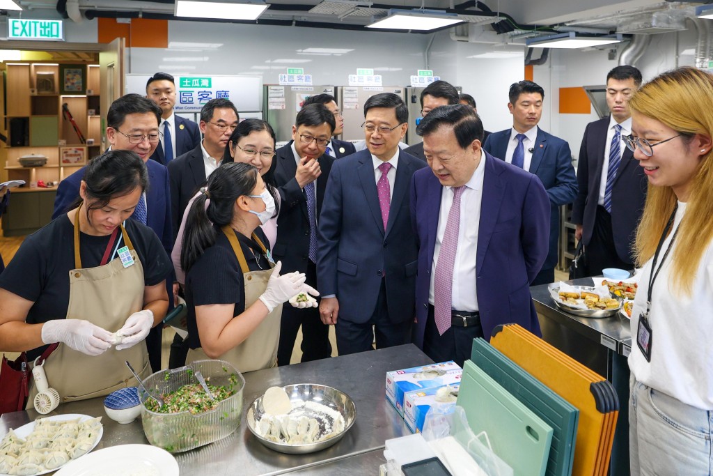 6月22日,中央港澳工作辦公室主任、國務院港澳事務辦公室主任夏寶龍(前排右二)由行政長官李家超(前排右三)和勞工及福利局局長孫玉菡(前排右四)陪同,視察土瓜灣社區客廳設施,了解特區政府「社區客廳試行計劃」推行情況,並與使用者交流。 6月22日,中央港澳工作辦公室主任、國務院港澳事務辦公室主任夏寶龍(前排右二)由行政長官李家超(前排右三)和勞工及福利局局長孫玉菡(前排右四)陪同,視察土瓜灣社區客廳設施,了解特區政府「社區客廳試行計劃」推行情況,並與使用者交流。