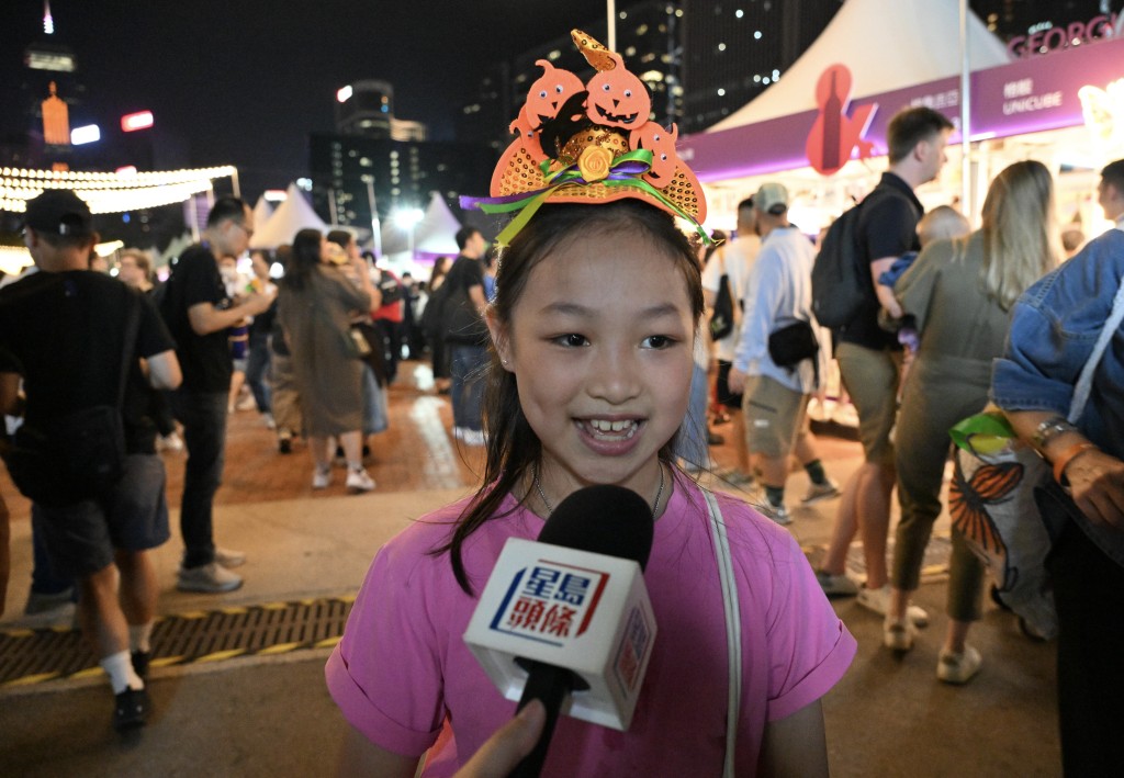頭戴萬聖節南瓜帽的金小朋友首次到場,她直言「好開心,好似好多地方都有美食」。 頭戴萬聖節南瓜帽的金小朋友首次到場,她直言「好開心,好似好多地方都有美食」。