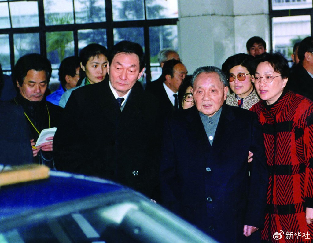 1991年2月6日,鄧小平考察上海大眾汽車有限公司,朱鎔基陪同。新華社 1991年2月6日,鄧小平考察上海大眾汽車有限公司,朱鎔基陪同。新華社