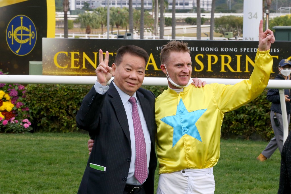 文家良及潘頓勝出一級賽後在凱旋門祝捷。