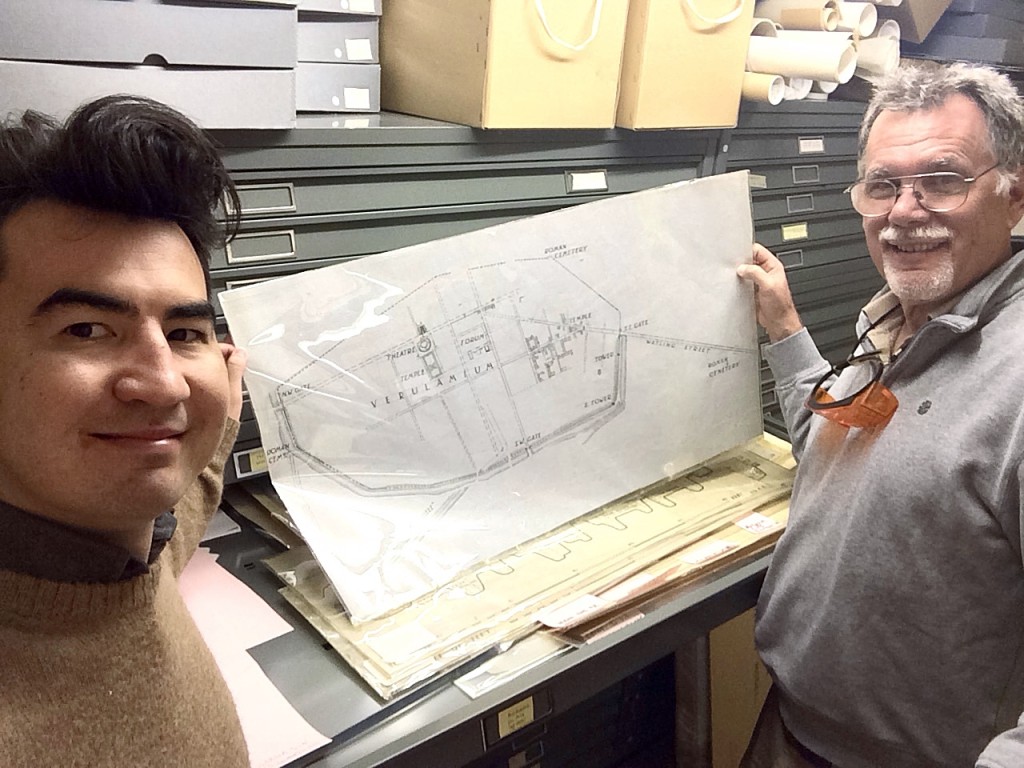 文嘉棋（左）與Thomas G. Kaye（右）展示維魯拉米恩的地圖。圖片提供：文嘉棋博士及Thomas G. Kaye。