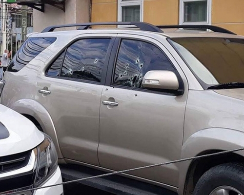 根据电视台播放的画面显示，汽车的前座满布弹孔。网上图片