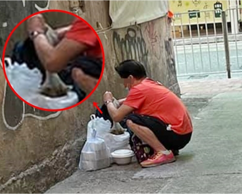有網民目睹一名外賣阿姐疑似於街邊偷餸。FB群組「香港突發事故報料區」圖片