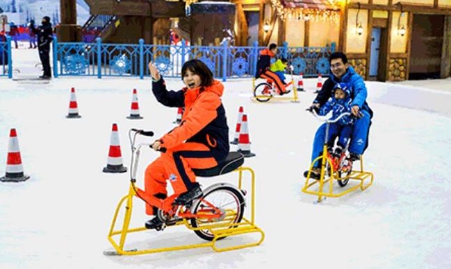 在熱雪奇迹，體驗北方人在冰上踩單車。（圖：小紅書＠小麗）