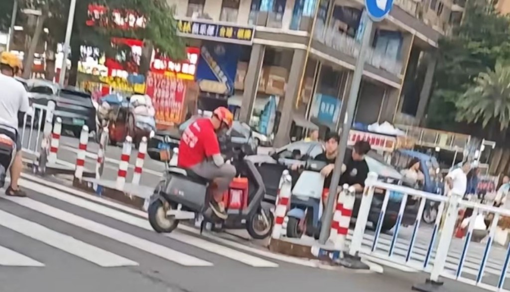 惠州外賣哥與鐵騎士鬥氣，在路中心互頂不讓4小時到天黑。網圖