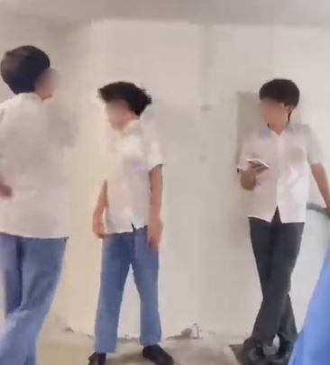 戴眼鏡男生又兜巴摑受害事主。網片截圖