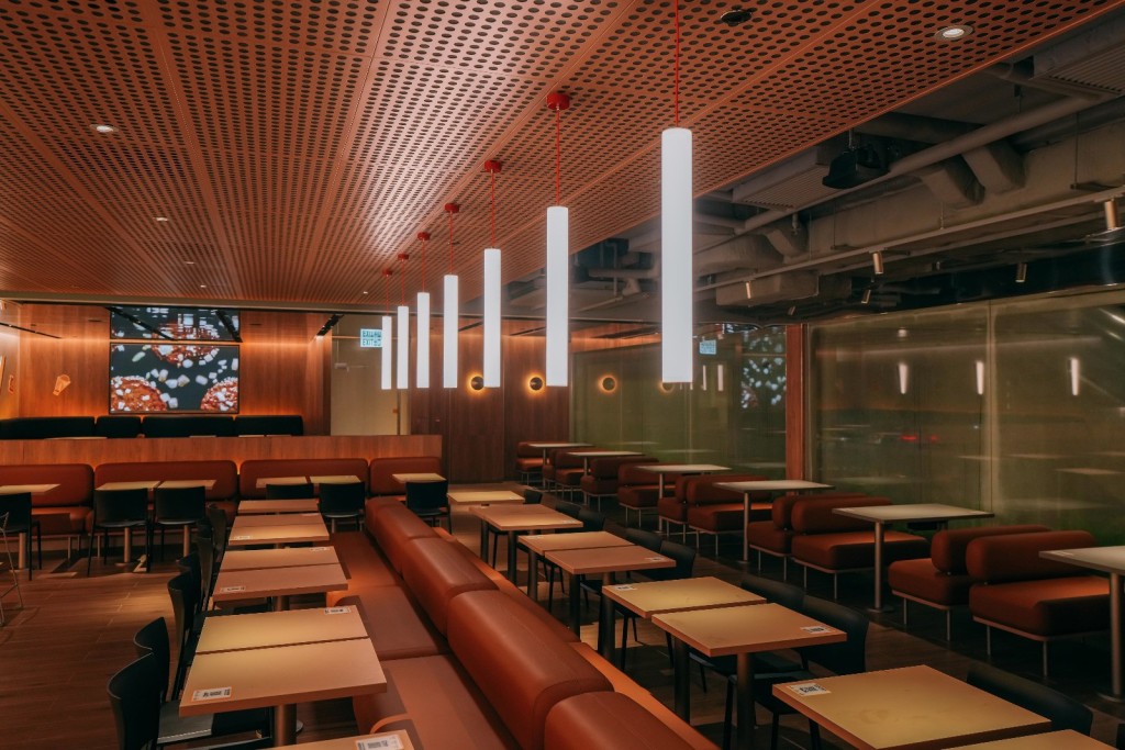 麥當勞金鐘旗艦店翻新後,用餐空間增加三成。 麥當勞金鐘旗艦店翻新後,用餐空間增加三成。
