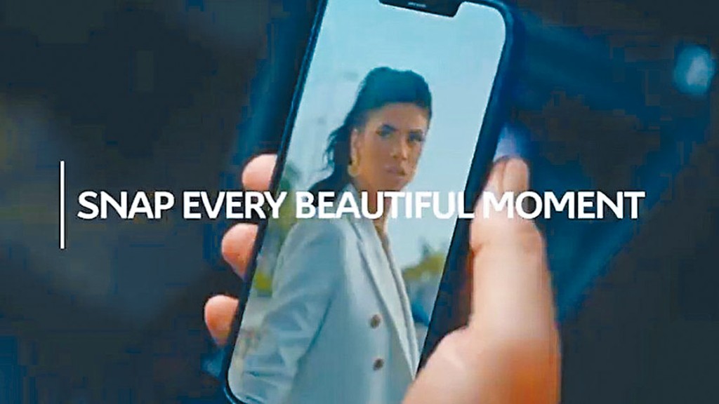 ■埃及汽車廣告展示倒後鏡拍照傳到手機。