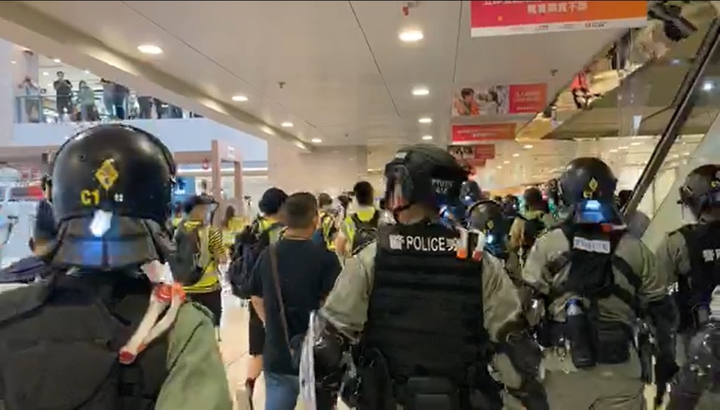 防暴警察入場驅散。網上圖片
