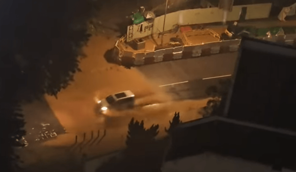 大埔頌雅路水浸，車輛要涉水而過。FB：新界地區生活連線 