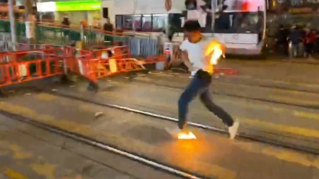 休班警遭投擲汽油彈。網上截圖