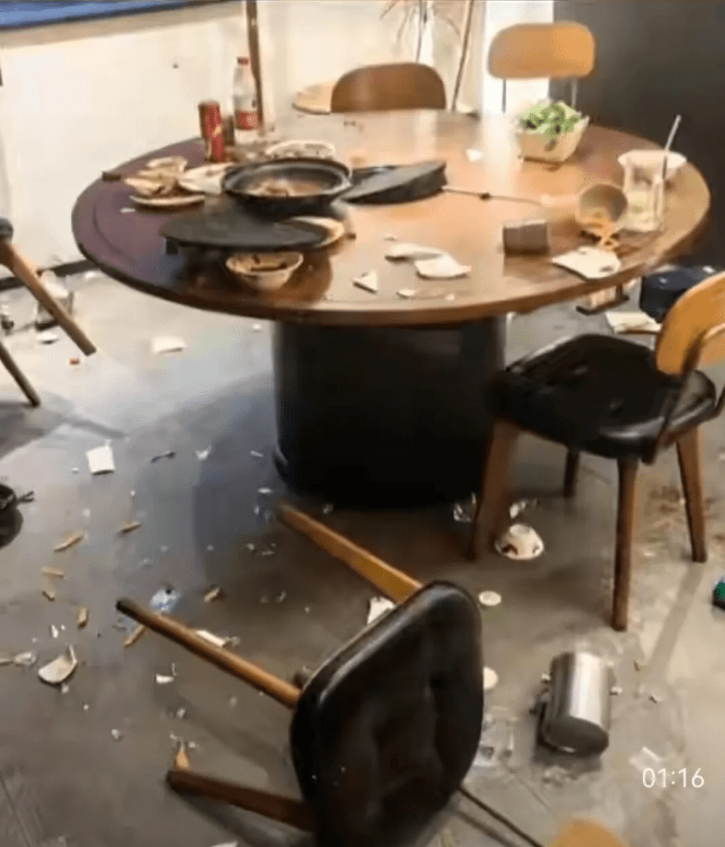 深圳餐廳卡式爐爆炸,現場一片狼藉。 第一現場 深圳餐廳卡式爐爆炸,現場一片狼藉。 第一現場