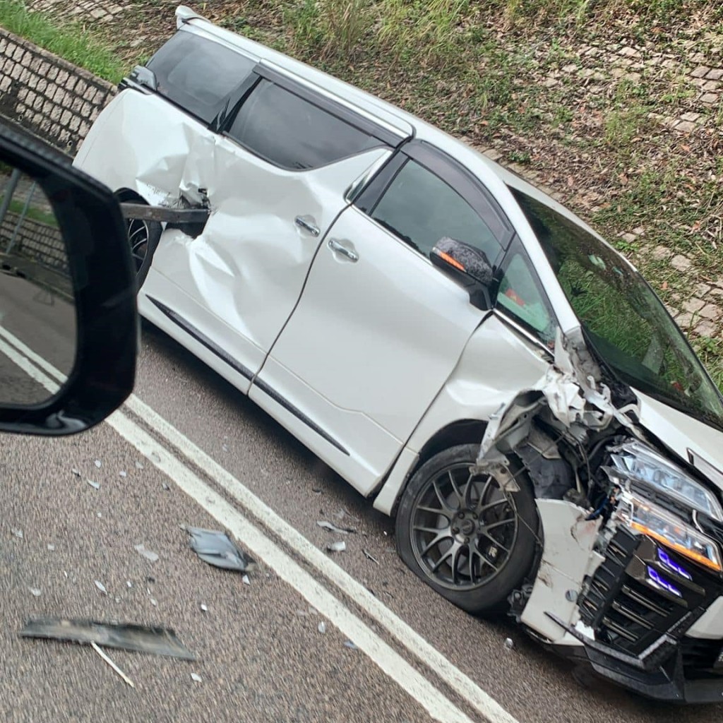 七人車車頭受損。馬路的事討論區