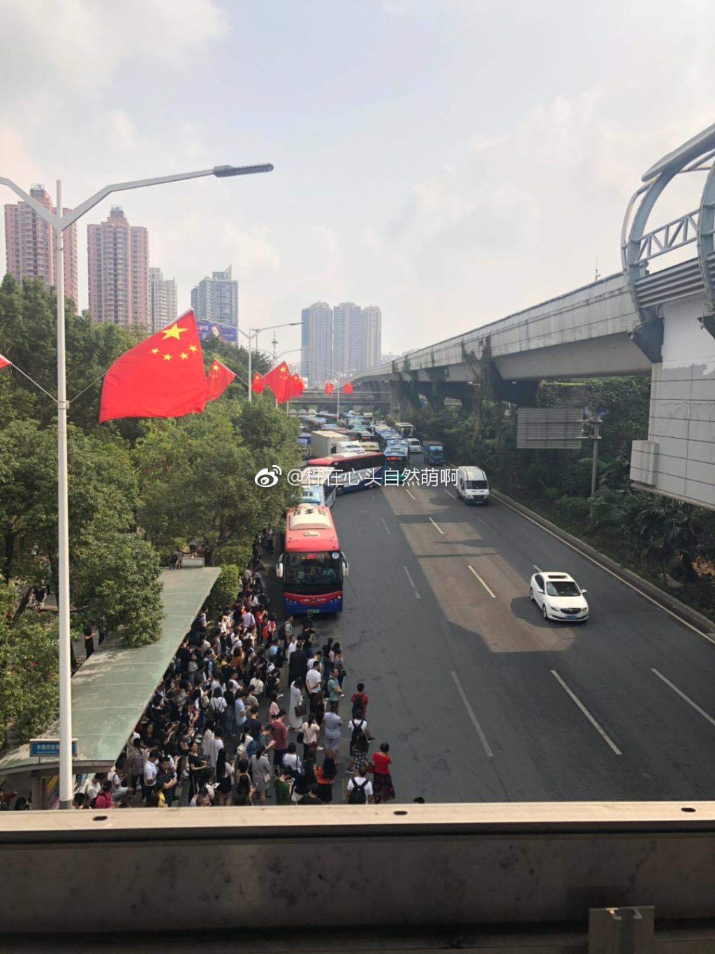 巴士站大排长龙。微博图片