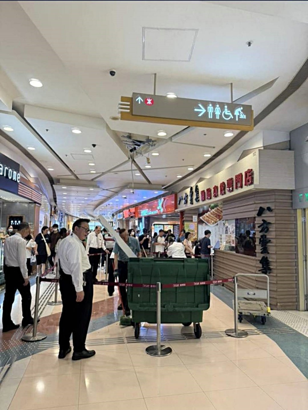 商場員工清理。fb：交通事故及突發事件
