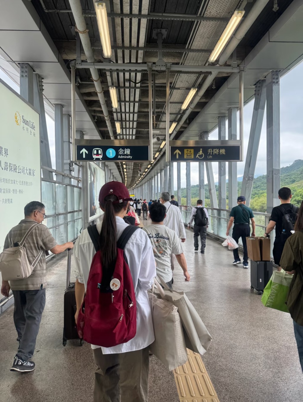 有不少遊客經羅湖口岸過香港。小紅書圖片 有不少遊客經羅湖口岸過香港。小紅書圖片
